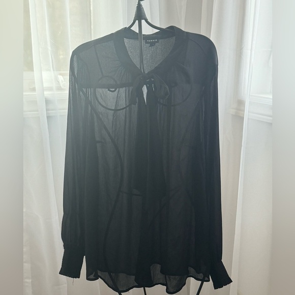 Beautiful tie blouse - Picture 2 of 6